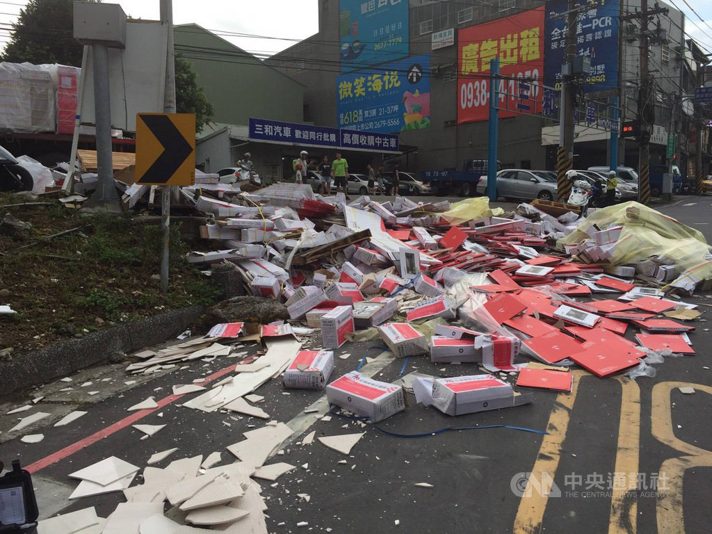 一輛載送磁磚的大貨車16日下午行經新北市鶯歌區鶯桃路時,疑因斜坡處轉彎造成車上部分磁磚掉落,3人受傷送醫,現場一片狼藉。(翻攝畫面)中央社記者王鴻國傳真 108年9月16日