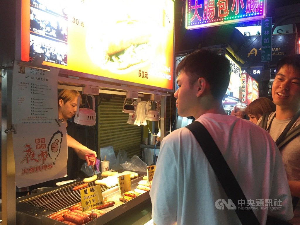 搭配第2波國旅補助加碼方案的夜市抵用券上路,全台83處夜市均適用,16日晚間已有多個知名夜市攤商陸續收到民眾所使用的抵用券,也樂觀其成。圖為台北士林夜市。中央社記者黃麗芸攝 108年9月16日