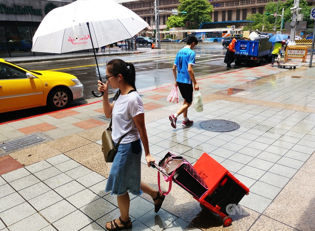 中央氣象局表示,16日台灣附近水氣多,北部及東北部降雨機率較高、有短暫陣雨,南部、花東及恆春半島也有小範圍短暫陣雨。(中央社檔案照片)