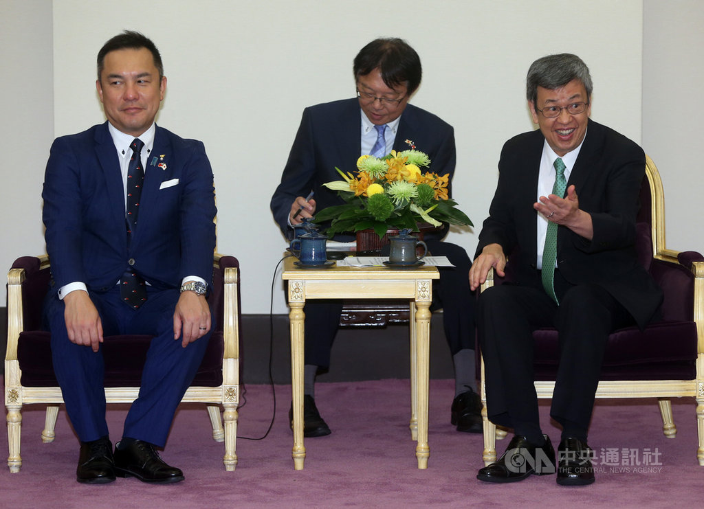 副總統陳建仁(右)16日在總統府,接見日本三重縣知事鈴木英敬(左),歡迎他的到訪。中央社記者鄭傑文攝 108年9月16日