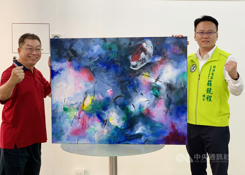 國立交通大學助理教授莊競程(右)獲民進黨徵召出征台中市立委第5選區(北、北屯區),建築師兼畫家羅榮源(左)提供畫作給莊競程掛在競選總部,他指出,在「乘風破浪」畫作中,以藍、綠、白、紅色彩呈現,象徵現今社會的政治生態,一隻鯉魚奮力向前游,也代表著不管處境多麼艱難,仍舊要乘風破浪,努力向上。(莊競程提供)中央社記者郝雪卿傳真 108年9月16日
