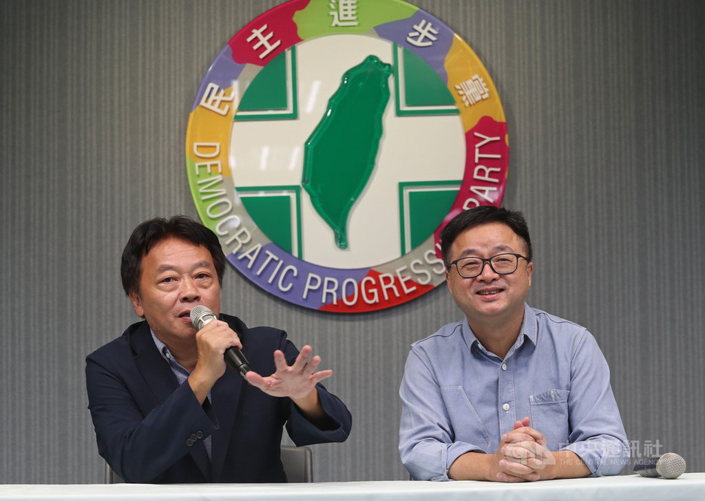 台灣團結聯盟黨主席劉一德(左)與民進黨秘書長羅文嘉(右)16日在民進黨中央黨部會商,下午一同舉行記者會,劉一德表示,台聯在台北市信義區、新北市汐止區支持民進黨的許淑華、賴品妤選立委。中央社記者裴禛攝 108年9月16日