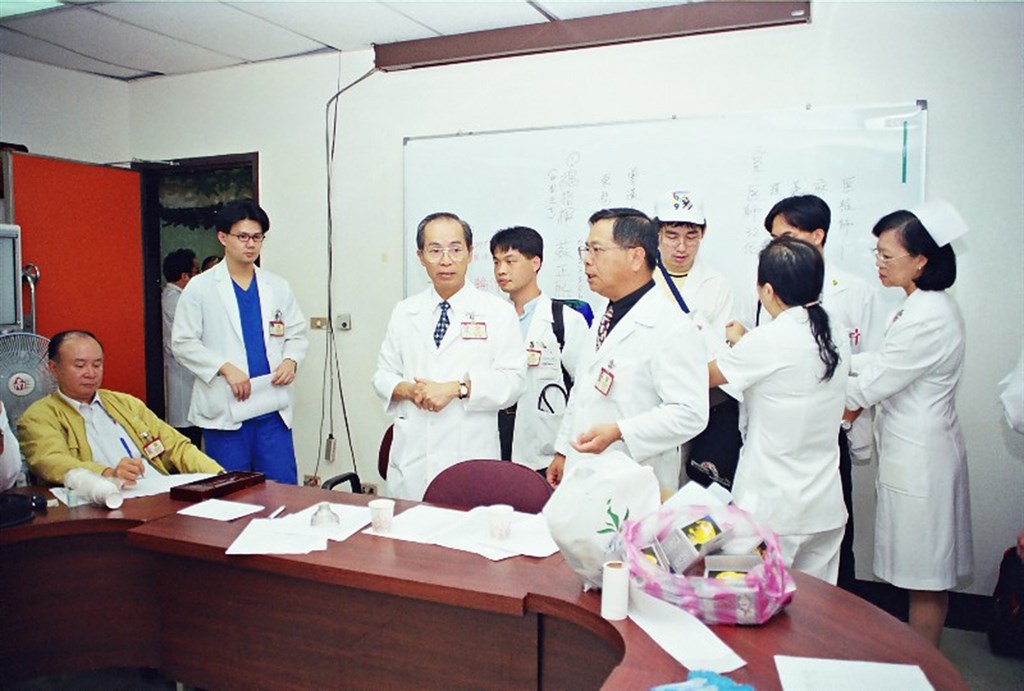 九二一大地震發生在半夜,天亮後,台北榮總院長、副院長和許多醫療人員都自動趕到了醫院,在會議室忙著安排人力,準備組成醫隊挺進災區。(台北榮總急診主任李建賢提供)中央社記者張茗喧傳真 108年9月16日
