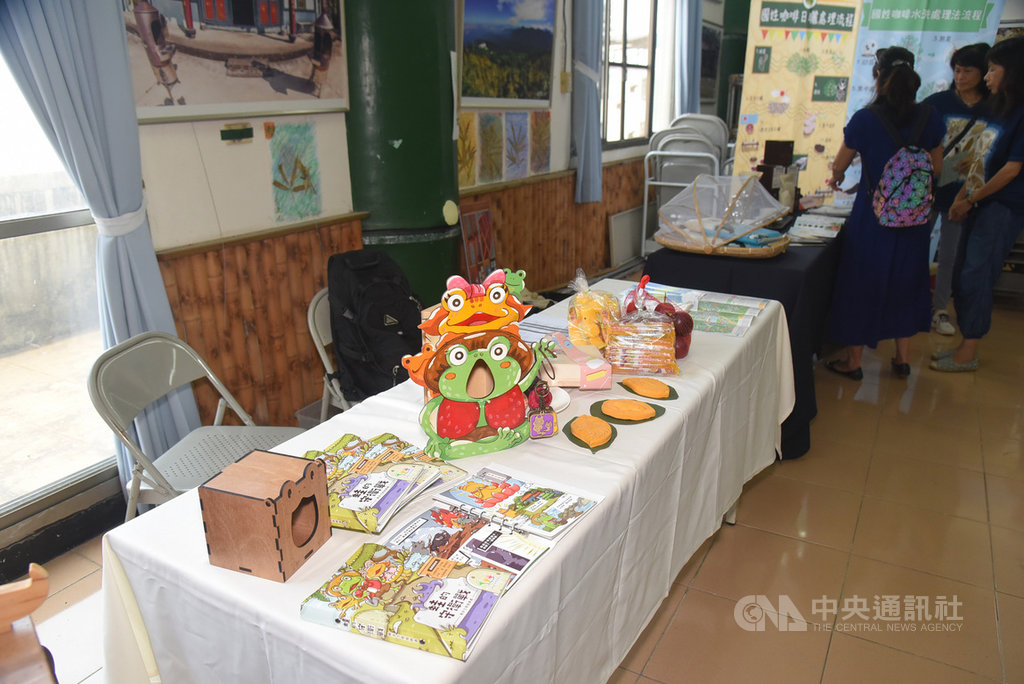 南投縣13個休閒農業區各具特色,為透過數位媒介加強行銷,南投縣休閒農業策略聯盟協會16日舉辦雙語智慧旅遊數位行銷暨推介會,邀旅遊達人、部落客等參與。(南投縣政府提供)中央社記者蕭博陽南投縣傳真 108年9月16日