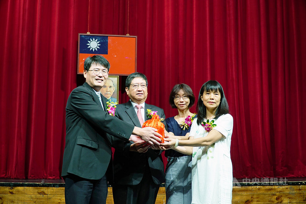 新竹縣政府文化局長16日舉行交接典禮,縣長楊文科(左2)擔任主持人,原代理局長郭慧龍(左)和新任文化局長田昭容(右)交接印信。中央社記者郭宣彣攝 108年9月16日