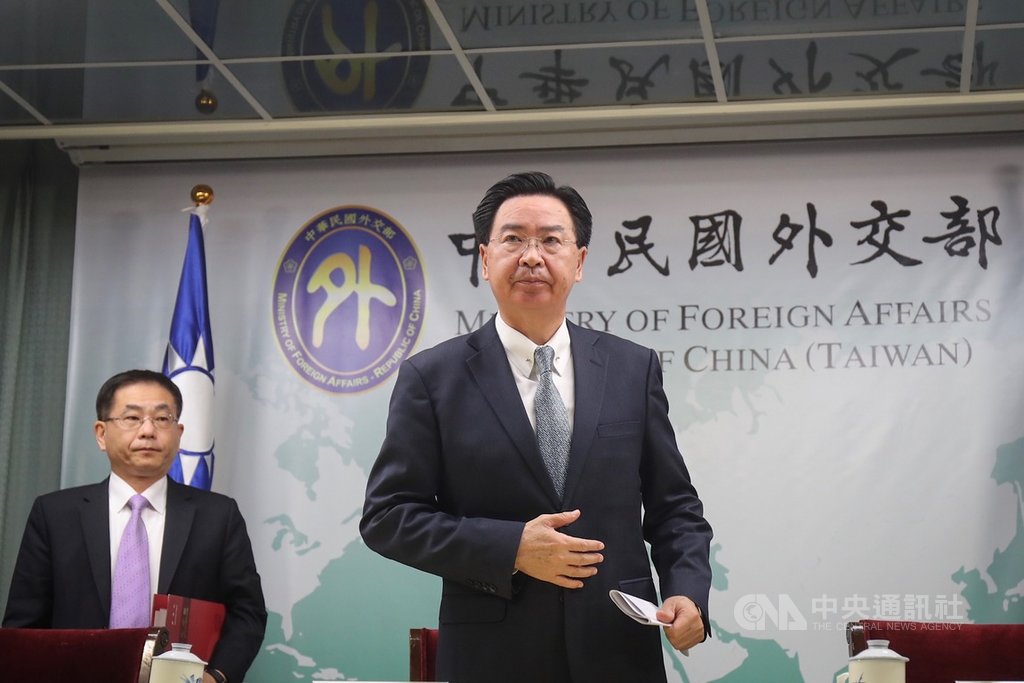 外交部長吳釗燮(前)16日在台北召開國際記者會,宣布中華民國與南太友邦索羅門群島即日起斷交;吳釗燮表示,中國政府透過金錢外交手段,目的就是在打擊台灣,這次更刻意在大選前進行攻擊,影響選舉的企圖昭然若揭,政府予以強力譴責。中央社記者裴禛攝 108年9月16日