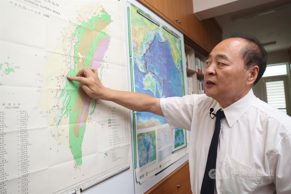前中央氣象局地震測報中心主任郭鎧紋形容,地震測報中心就是為台灣地震寫日記,九二一這場百年大震餘震多又複雜,花費5年時間才完成完整紀錄,卻也讓他找到台灣地底能量釋放的邏輯。中央社記者吳家昇攝 108年9月16日