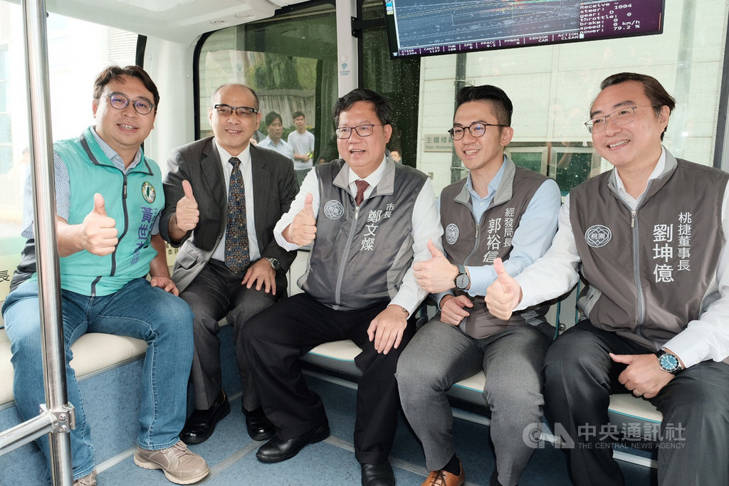 桃園市政府經濟發展局16日在桃園大眾捷運公司青埔機廠,辦理「自駕巴士應用在大眾運輸接駁試運行計畫」,桃園市長鄭文燦(中)表示,自駕車是「亞洲.矽谷」計畫重要項目,市府與國發會及交通部3方合作,使用的晶片自駕系統演算法是由台灣公司自主開發,車子零組件50%以上是台灣製造,以虎頭山為測試基地,青埔做驗證基地。中央社記者吳睿騏桃園攝 108年9月16日