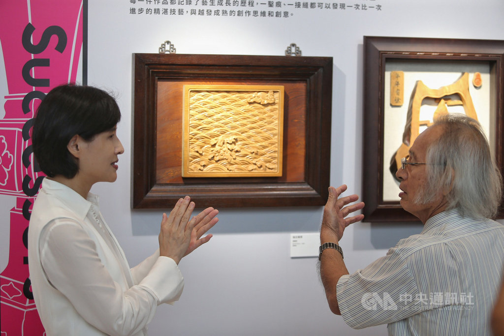 國立傳統藝術中心16日在台灣戲曲中心舉辦「108年度開枝散葉計畫與接班人計畫」階段成果記者會,文化部長鄭麗君(左)在傳統工藝國寶藝師施鎮洋(右)的解說下,觀賞結業藝生的作品。中央社記者徐肇昌攝 108年9月16日