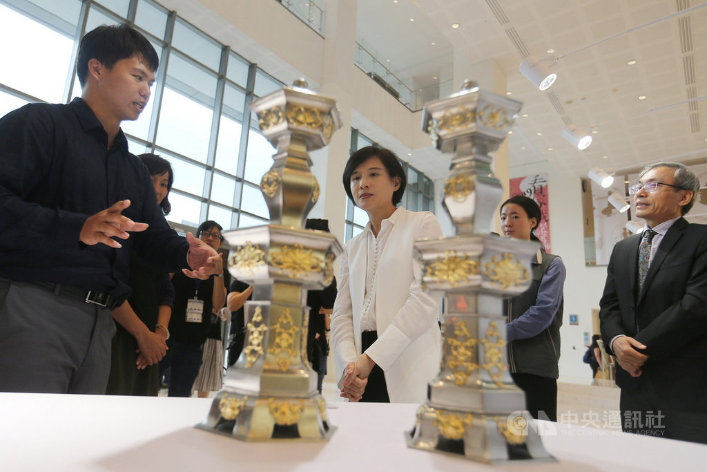 國立傳統藝術中心16日在台灣戲曲中心舉辦「108年度開枝散葉計畫與接班人計畫」階段成果記者會,文化部長鄭麗君(中)在結業藝生解說下觀賞作品。中央社記者徐肇昌攝 108年9月16日