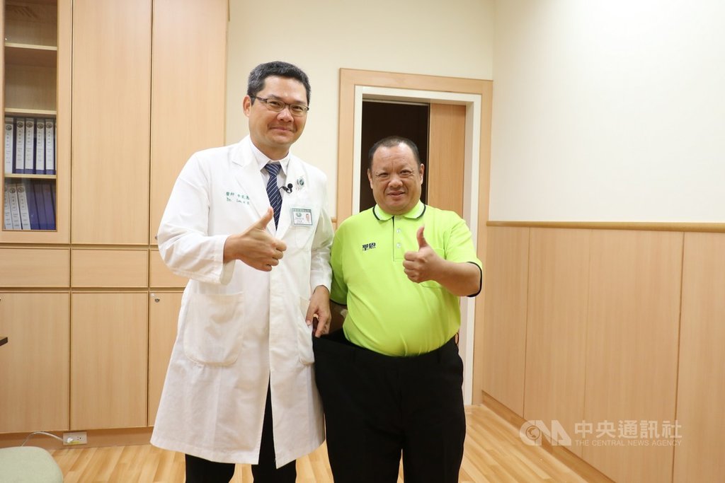 台中慈濟醫院代謝及減重中心主任李旻憲(左)為擔任主廚的楊姓男子(右)進行「胃縮小手術」,搭配飲食控制,5個月減重28公斤,三高也獲得緩解。中央社記者趙麗妍攝 108年9月16日