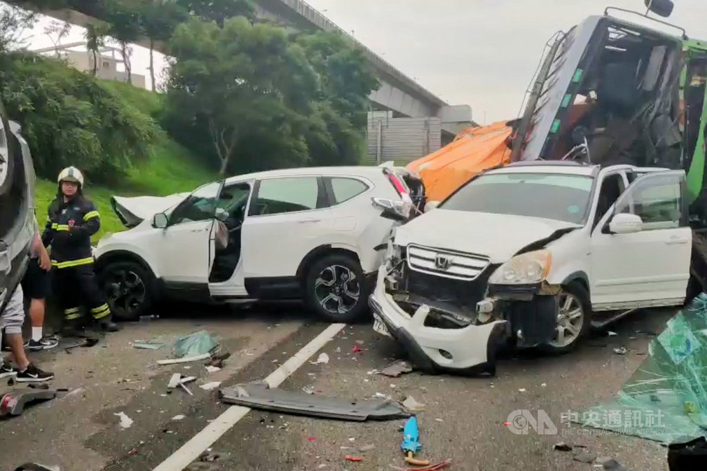 國道1號中山高速公路北上42.3公里龜山林口段16日清晨發生1輛大貨車與6部自小客車追撞事故,造成2人重傷、5人輕傷,車流回堵數公里,消防及救護人員前往現場搶救。(桃園市政府消防局提供)中央社記者吳睿騏桃園傳真 108年9月16日