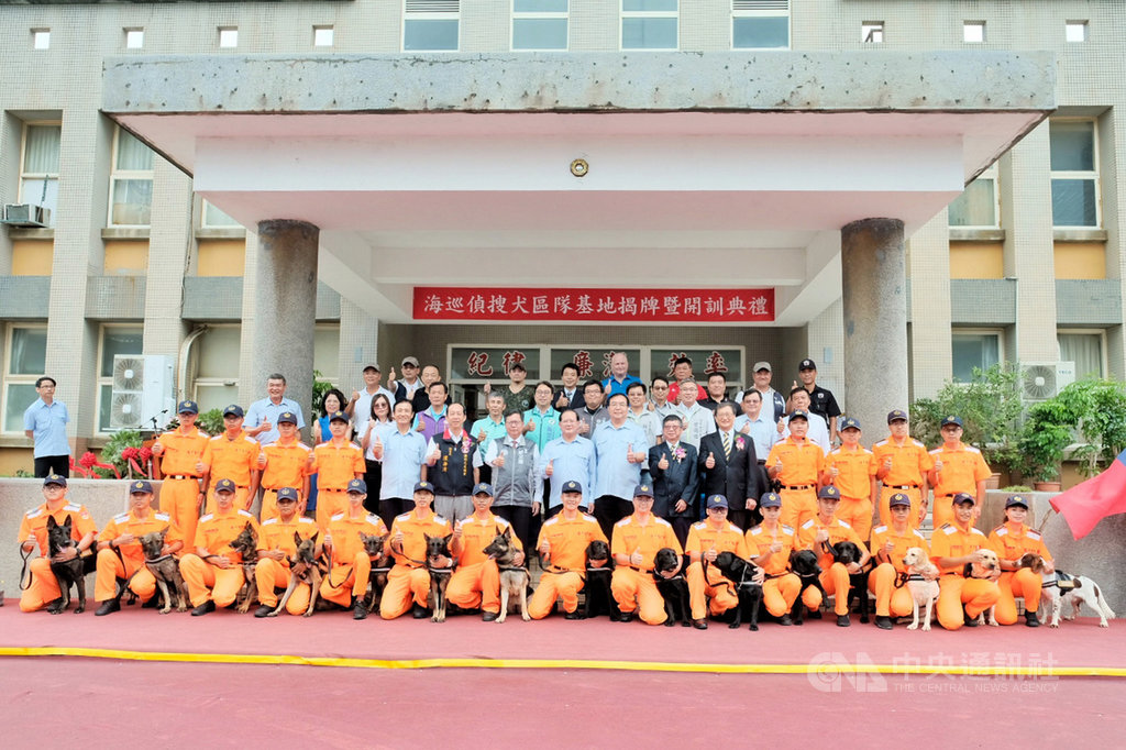 海巡署16日在北部分署竹圍營區成立「海巡偵搜犬區隊」,希望借重偵搜犬靈敏的嗅覺,防範非洲豬瘟疫情及各類新興毒品入侵。中央社記者吳睿騏桃園攝 108年9月16日