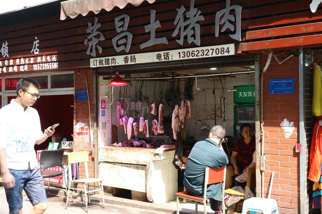 中國豬肉價格在今年3月份短短一個月內漲了20%後,就此奏響「漲聲」序曲。上海豬肉業者表示,目前拿到的批發價相較2018年同期已經漲了超過一倍。圖為4月於重慶拍攝的一家豬肉攤。中央社記者陳家倫上海攝 108年9月8日