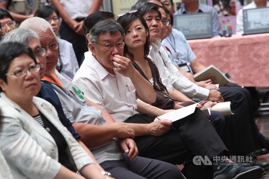 台北市長柯文哲(中)16日在台北市政府,出席國際失智月行銷活動記者會暨失智症行動計畫啟動儀式。中央社記者吳家昇攝 108年9月16日