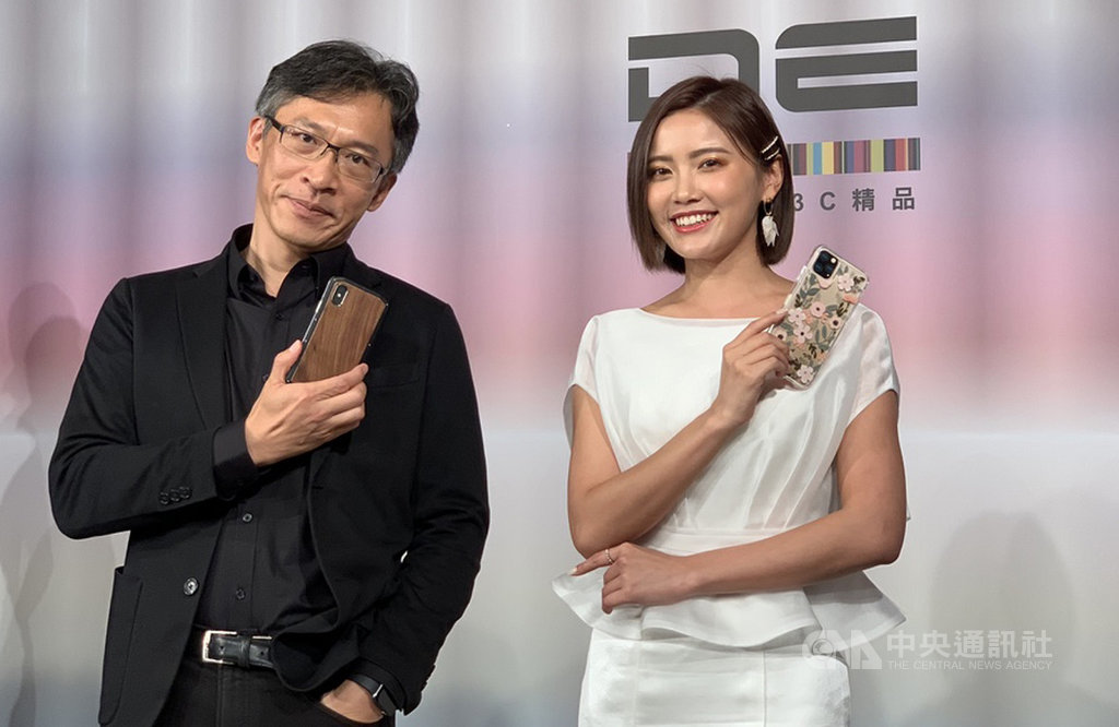 蘋果經銷商德誼數位總經理趙憶南(左)16日公布,iPhone 11系列新機自9月12日開放消費者登記以來,預約人數較去年同期成長約5成,原因是3款新機同步上市。中央社記者吳家豪攝 108年9月16日