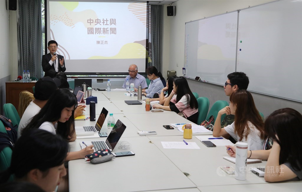 中央通訊社與政治大學新聞系合開「國際新聞報導實務」課程,16日開課,第一堂課由中央社總編輯陳正杰(後右)主講,中央社社長張瑞昌(後左)致詞表示,課程結合理論與實務,盼帶給學生不同國際視野,除了希望讓世界走進台灣,也希望未來大家有機會走向世界。中央社記者張皓安攝 108年9月16日