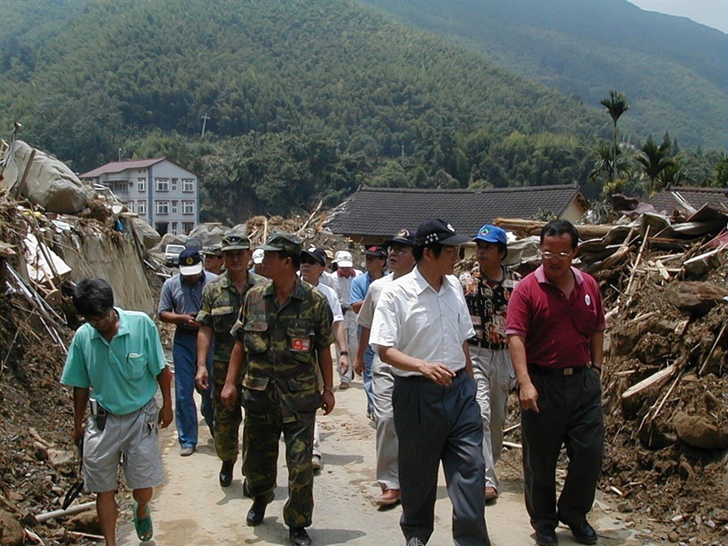 前九二一重建會執行長黃榮村(前右2)於民國89年出任行政院政務委員,全職負責九二一災後重建工作,隔年又發生桃芝風災,黃榮村跟著救災人員、醫護、國軍等踏訪災區各個角落(黃榮村、黃文光提供)中央社記者陳至中台北傳真 108年9月16日