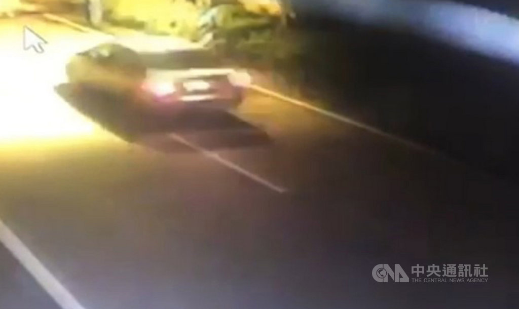 三峽區16日清晨發生一起死亡車禍,有人在正義街某巷口的路旁發現林姓男子倒臥血泊中,經送醫急救後仍不治,警方調閱鄰近監視器畫面發現,林男疑因酒醉走至案發地點躺於路中,遭行經自小客車(圖)輾過,警方追緝中。(翻攝照片)中央社記者王鴻國傳真 108年9月16日