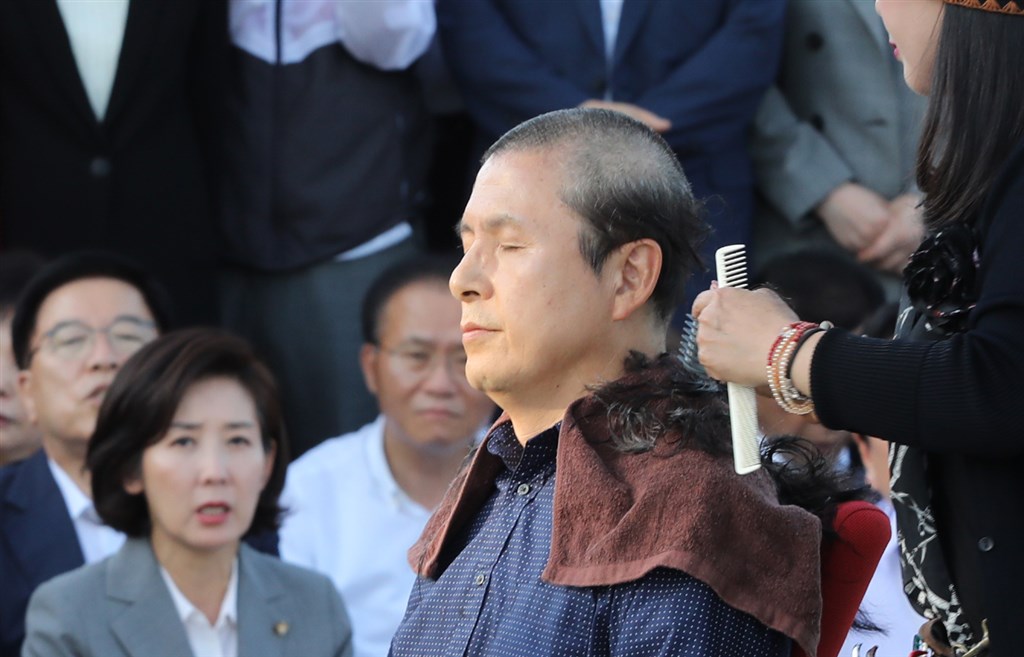 南韓法學教授曹國仍獲任命擔任法務部長,主要反對黨「自由韓國黨」黨魁黃教安(前)16日剃光頭表達不滿。(韓聯社提供)