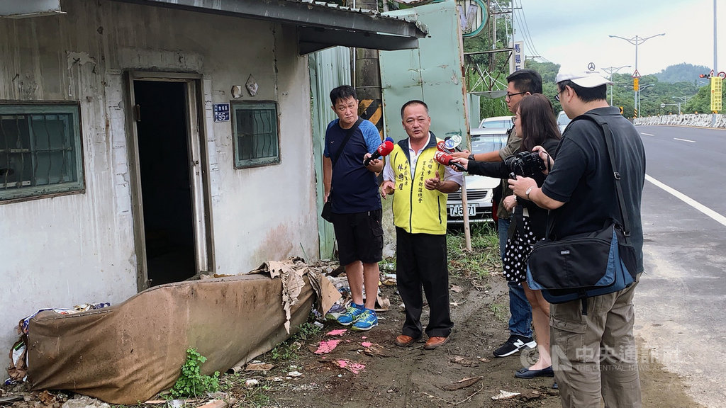 高雄市燕巢區牧場路一戶空屋在月餘前被棄置一個大紙箱,數日前才被發現內有7個骨灰罈,燕巢區深水里長林明雄(黃背心者)16日會同員警、殯葬處人員前往會勘,將暫時安置在茄萣公有納骨塔,後續交警方調查確認。(里長林明雄提供)中央社記者王淑芬傳真 108年9月16日