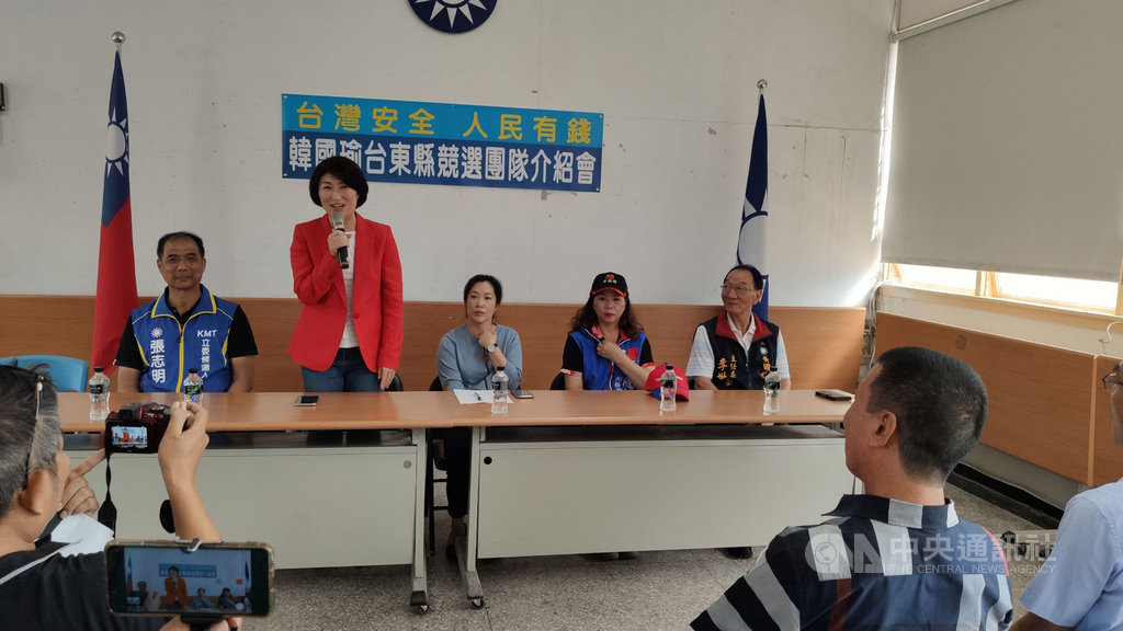 國民黨提名總統參選人韓國瑜台東縣及全縣16鄉鎮市競選總部主委名單16日敲定,由縣長饒慶鈴(後左2)領軍,饒慶鈴會中感謝16個鄉鎮競選總部主委願意承擔2020年大選的輔選重任。中央社 108年9月16日