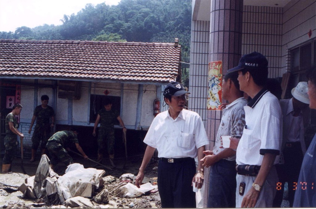 前九二一重建會執行長黃榮村(前左)跟著救災人員、醫護、國軍等踏訪災區各角落,見證這場浩劫帶來的傷害,也見證人性堅忍。(黃榮村、黃文光提供)中央社記者陳至中台北傳真 108年9月16日