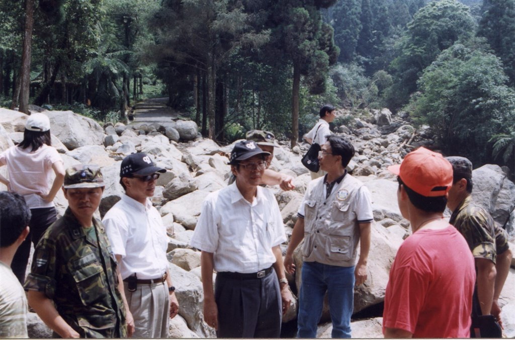 黃榮村(後左3)於民國89年出任行政院政務委員,全職負責921震災災後重建工作,隔年又發生桃芝風災,黃榮村以921重建會執行長身分,擔任中部救災指揮官。(黃榮村、黃文光提供)中央社記者陳至中台北傳真 108年9月16日