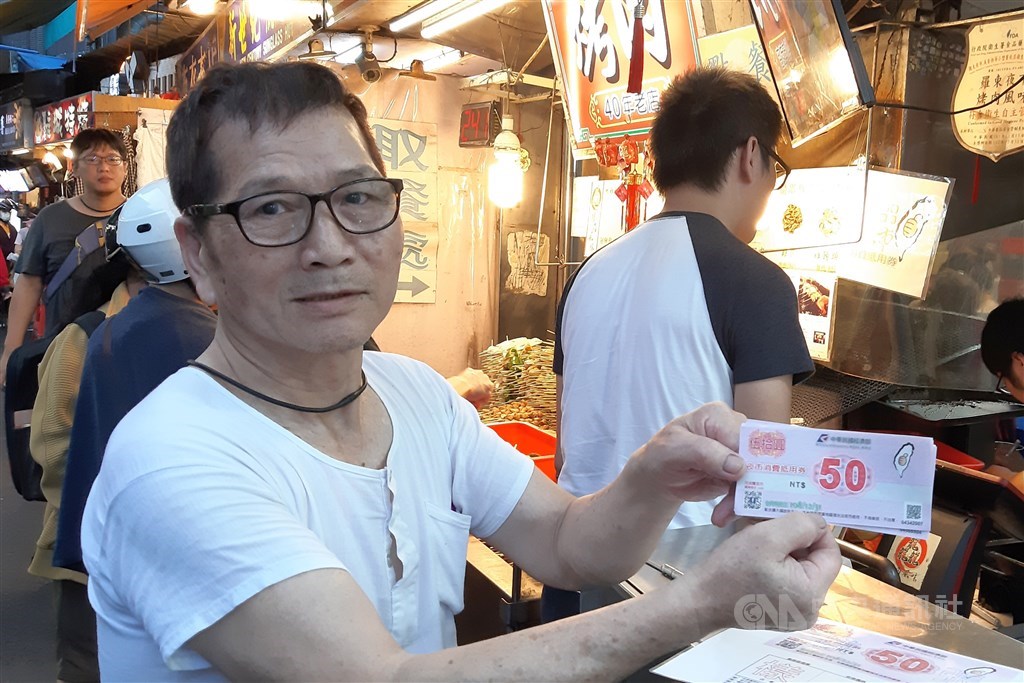 搭配第2波國旅補助加碼方案的夜市抵用券16日上路,從宜花東及離島旅宿取得的抵用券,在全台各地夜市都可使用,宜蘭羅東觀光夜市發展協會常務監事楊政賢(前)表示,這樣規定只是業者自己吃虧,無法刺激羅東夜市商機。中央社記者沈如峰宜蘭縣攝 108年9月16日