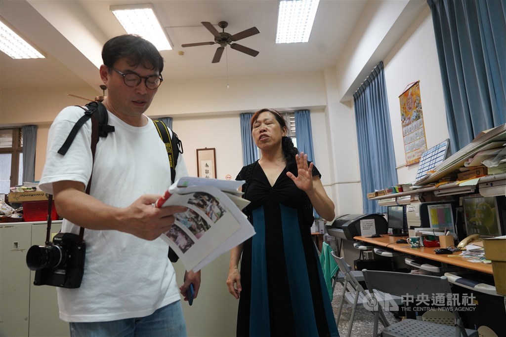 埔里國中的資深老師向我們說明當年的景況。(中央社記者孫仲達攝)