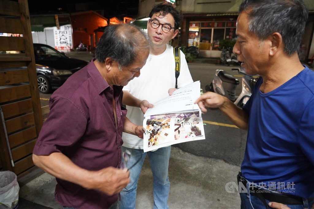 東勢王朝改建後的管委會主委林獻義(右)帶著中央社記者,展開尋人超級任務。(中央社記者孫仲達攝)