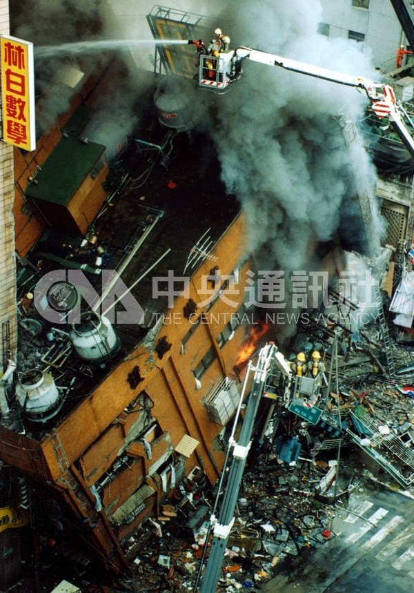 12層的東星大樓倒塌,警消緊急搶救。(中央社檔案照片)