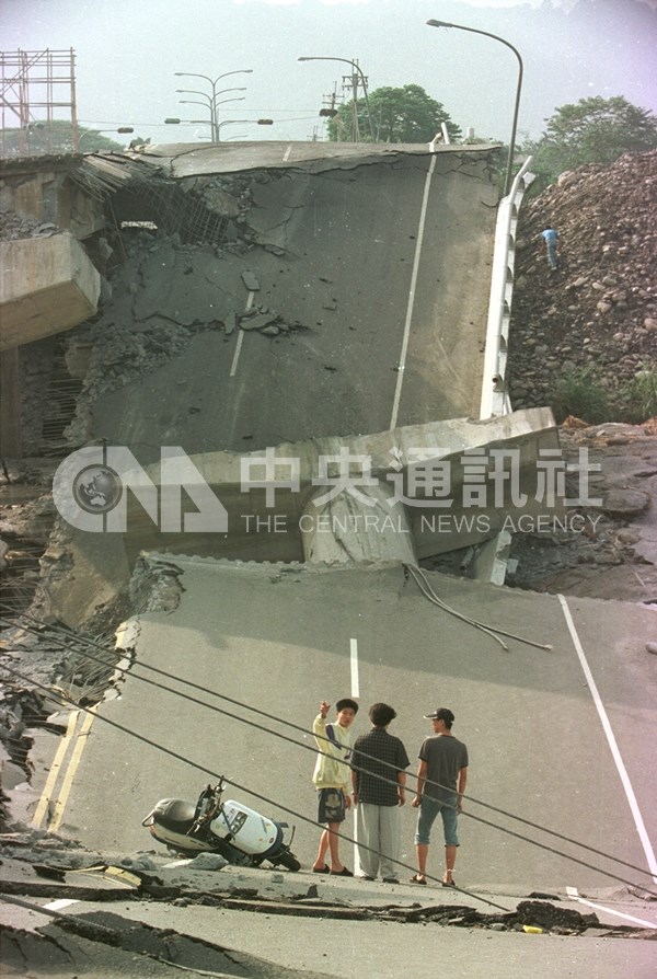 斷裂的名竹大橋阻斷名間竹山道路。(中央社檔案照片)
