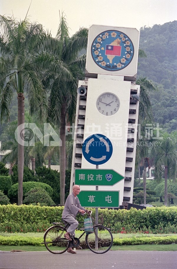 中興新村鐘樓停擺,停留在凌晨1點47分大地震發生時刻。(中央社檔案照片)