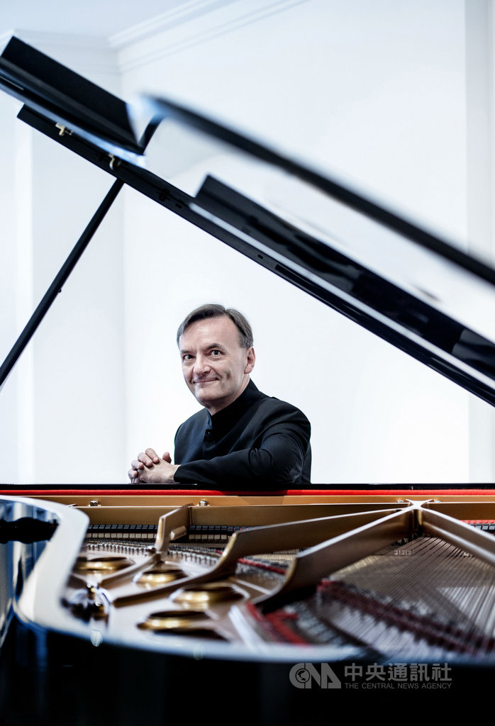 鋼琴家史蒂芬賀夫(Stephen Hough)除了駕馭鋼琴,也擅長繪畫、寫作與創作,幾乎等同藝術全才,這次來台舉行獨奏會,以死亡為曲目主軸,透過樂曲展現作曲家們對於死亡的感懷。(鴻宇國際藝術提供)中央社記者趙靜瑜傳真 108年9月16日