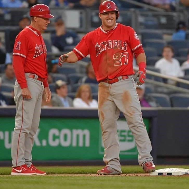 美國職棒大聯盟MLB洛杉磯天使宣布,已缺席8場比賽的楚勞特(右)腳部仍需開刀,本季將不會再出賽。(圖取自facebook.com/MikeTrout27)