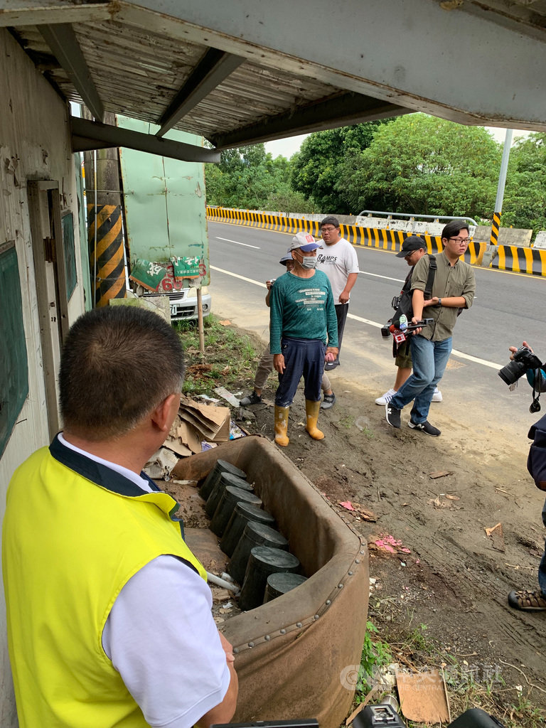 高雄市燕巢區牧場路一戶空屋在月餘前被棄置一個大紙箱,數日前才被發現內有7個骨灰罈,燕巢區深水里長林明雄16日會同員警、殯葬處人員前往會勘,市府民政局已暫時安置到茄萣公有納骨塔。(里長林明雄提供)中央社記者王淑芬傳真 108年9月16日