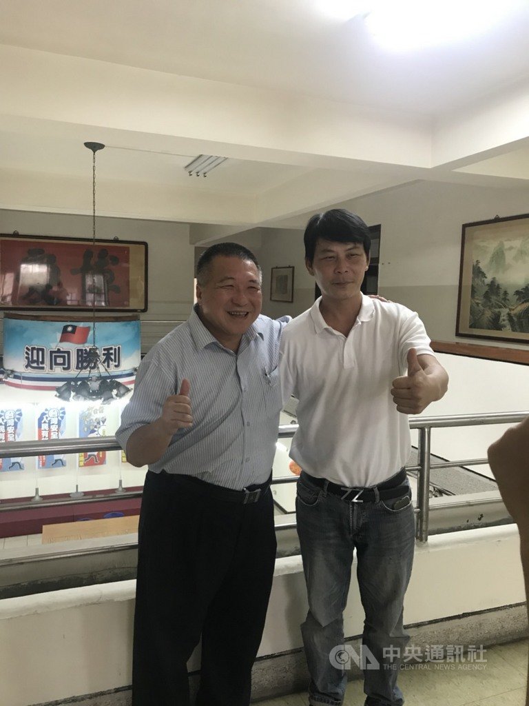 號稱韓家軍「最強菜農」的林佳新(右)表態將挑戰台中市立委第一選區後,16日前往拜訪國民黨台中市黨部主委顏文正(左),表達參選決心。(國民黨台中市黨部提供)中央社記者郝雪卿傳真 108年9月16日