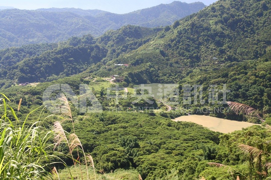 九二一震後,南投九份二山出現2個堰塞湖(圖)。(中央社檔案照片)