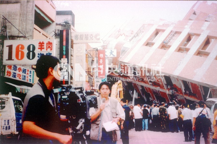 郭健中回憶,九二一地震台中東勢災情慘重,到處是倒塌、龜裂的房屋。圖為東勢王朝大樓倒塌。(中央社檔案照片)