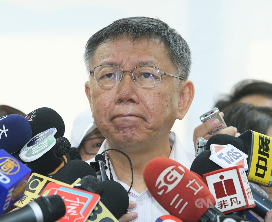 台北市長柯文哲16日下午接受節目「平論無雙」主持人平秀琳專訪,暢談總統選舉、對國民黨立委王金平與主席吳敦義的看法,籌組政黨以及自己對民進黨政府政策的種種意見等。(中央社檔案照片)