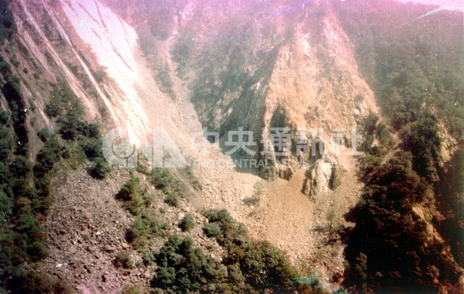 九二一地震的能量相當於46顆原子彈威力,造成台中多座山頭走山災變。(中央社檔案照片)