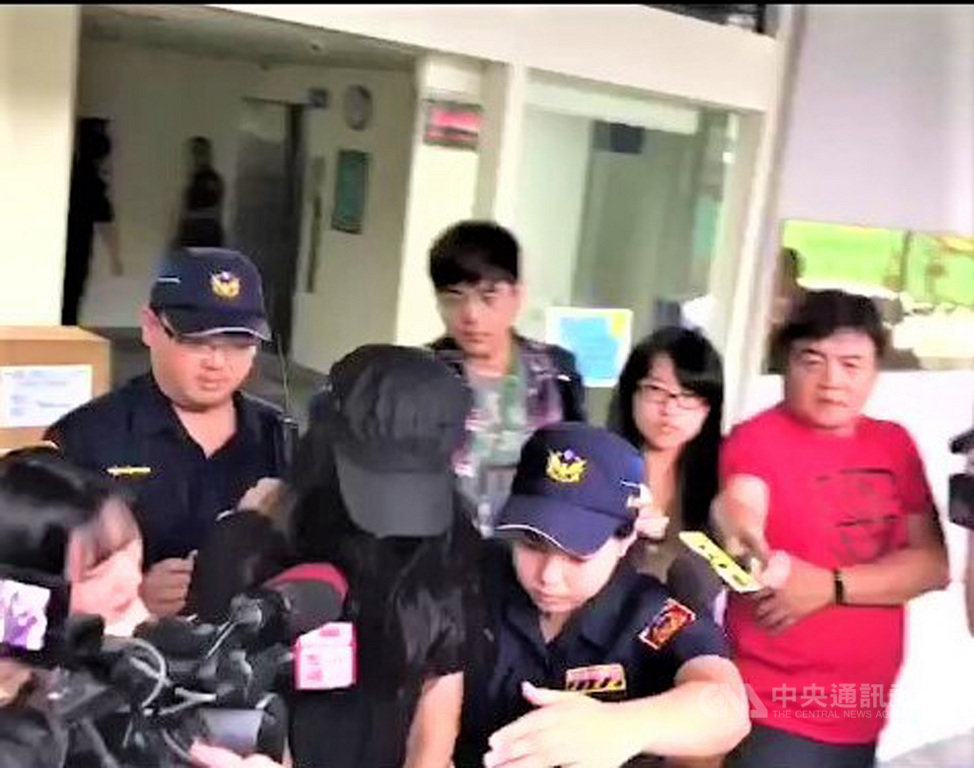 新北市三峽區16日發生一起死亡車禍,林姓男子疑因酒醉倒臥路上,曾姓女子(戴黑帽者)駕車將林男輾過後肇事逃逸,林男傷重不治,警方循線傳喚曾女到案說明後依法送辦。(翻攝畫面)中央社記者王鴻國傳真 108年9月16日