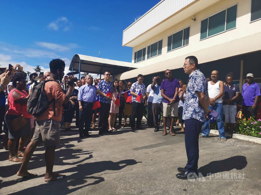中華民國駐索羅門大使館17日舉行降旗典禮,約200多名僑胞、索國民眾和澳洲人參與,許多民眾拿著中華民國的小國旗,現場氣氛悲傷。(僑胞提供)中央社記者石秀娟傳真 108年9月17日
