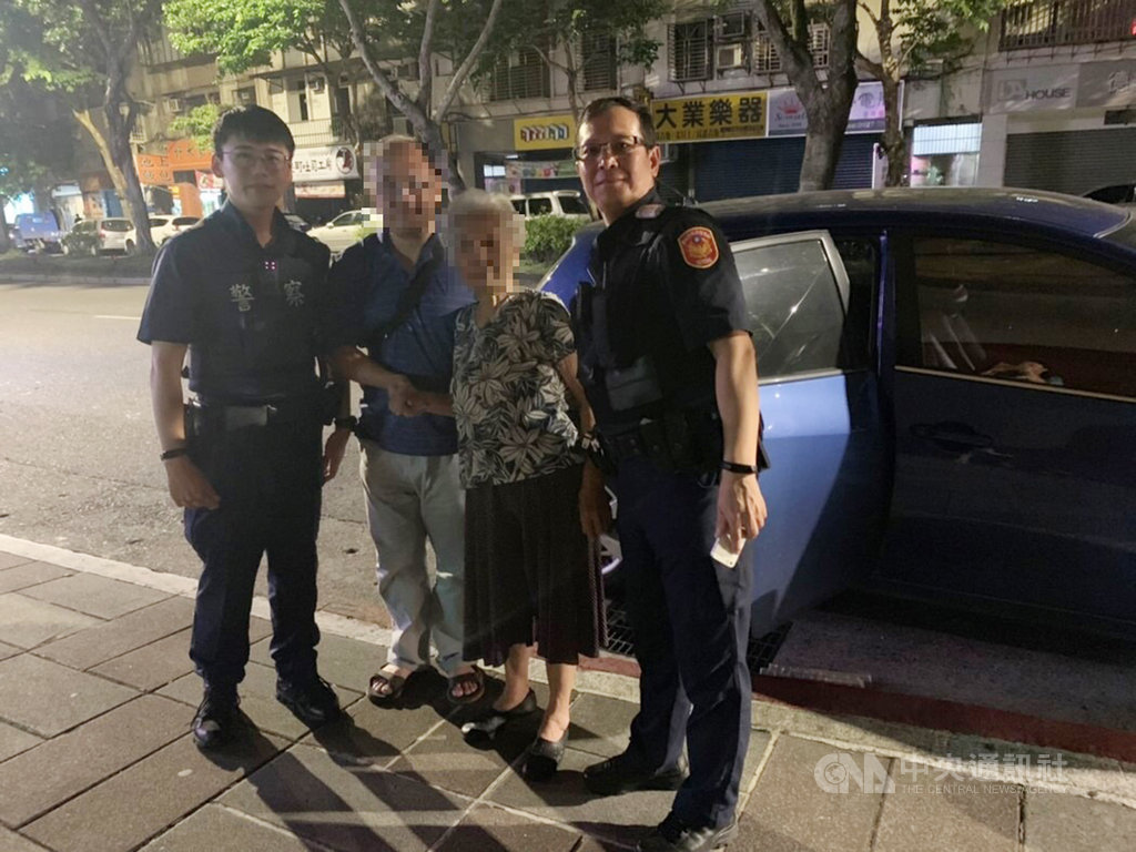 台北市警方日前接獲高姓民眾(左2)報案,稱其80歲老母(右2)下午到補習班接孫子下課,到晚間都還沒回家,請求協尋,警方立即調閱監視器畫面和外出騎車巡視,順利讓一家團圓。(台北市警察局內湖分局提供)中央社記者黃麗芸傳真 108年9月17日