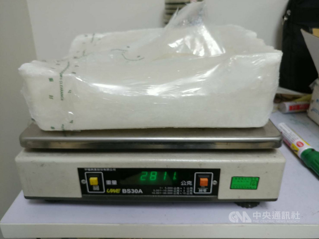 賴姓男子組毒品走私集團,將製成鹽燈造型的毒品愷他命自馬來西亞進口,遭關務署台中關查扣,辦案人員利用收貨的黃姓男子逮捕上游成員,檢方17日依違反毒品危害防制條例罪嫌將賴男、黃男及龔男等3人起訴。(檢方提供)中央社記者蘇木春傳真 108年9月17日