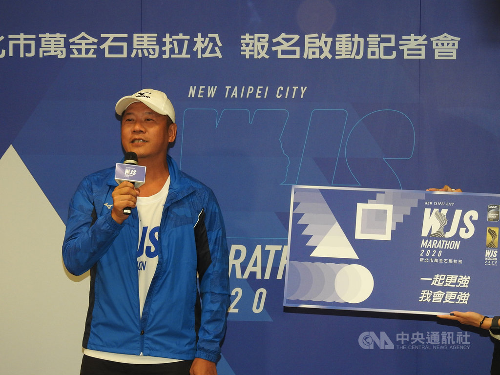 為提升萬金石馬拉松的國際知名度,市府邀請知名設計師蕭青陽(圖)設計賽事的整體主視覺;蕭青陽表示,「萬金石」的縮寫轉化成共通的視覺語言,英文W、J、S與地標女王頭結合,創造出全新意象,方形代表「萬」、三角形代表「金」、圓形代表「石」,更可呼應萬金石不斷向上升級及跑者追求個人自我突破精神。中央社記者王鴻國攝 108年9月17日