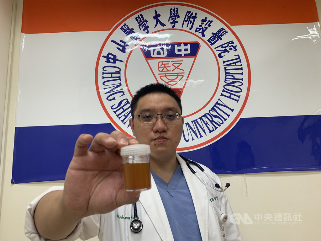 中山醫學大學附設醫院兒童急診科主任謝宗學(圖)17日提醒,肌肉痠痛是流感主要臨床表現之一,若出現下肢嚴重疼痛到無法走路或茶色尿液,可能併發橫紋肌溶解症,請立即帶孩子到小兒急診室看診,避免危及生命的嚴重併發症發生。(中山醫學大學附設醫院提供)中央社記者郝雪卿傳真 108年9月17日
