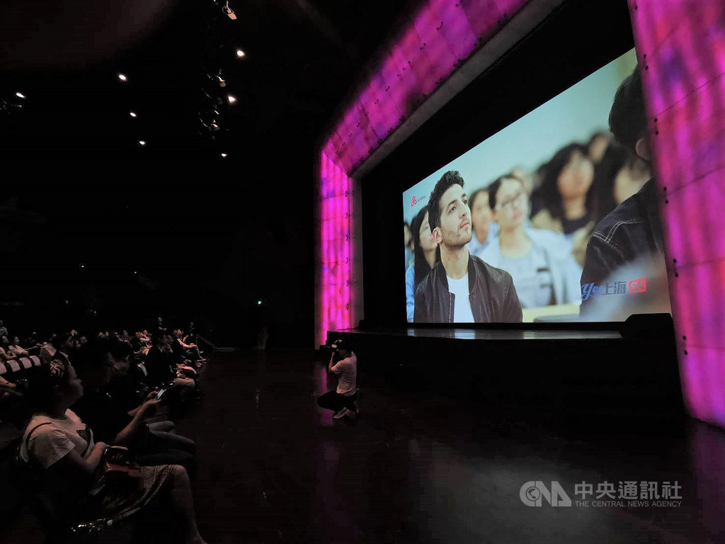 8K影院在中國尚未市場化,但業者瞄準商機紛紛搶進布局。東方明珠CINEX-D8K影像實驗室17日啟動,背後的放映技術支持來自台達集團。圖為受邀來賓一起欣賞8K影片。中央社記者陳家倫上海攝 108年9月17日