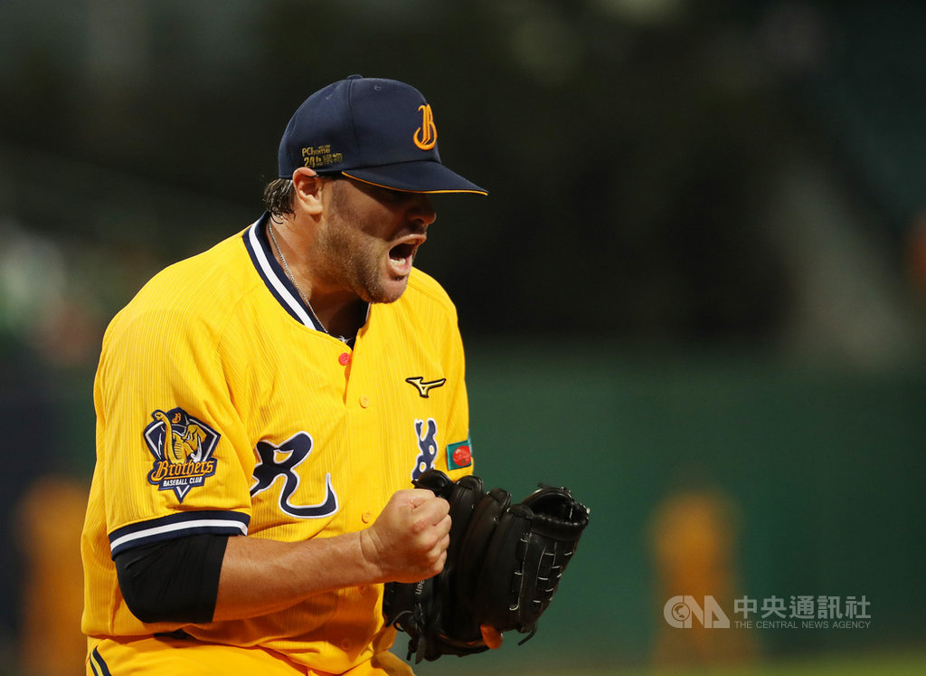 中職中信兄弟隊先發投手紐維拉(Elih Villanueva)17日主投6局好表現,率隊以4比3擊敗富邦悍將隊。圖為紐維拉6局下化解滿壘危機,振臂吶喊。中央社記者張新偉攝 108年9月17日